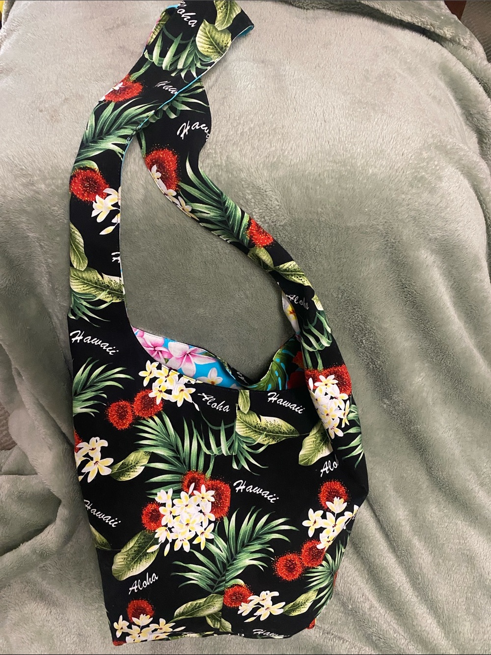 NWOT Maui Island Floral Hawaiian Print Reversible Crossbody Bag